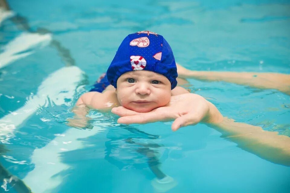 Дети в бассейне. Как выбрать бассейн ребенку. Плавание в бассейне дети. Бассейн для грудничков. Как выбрать бассейн ребенку.