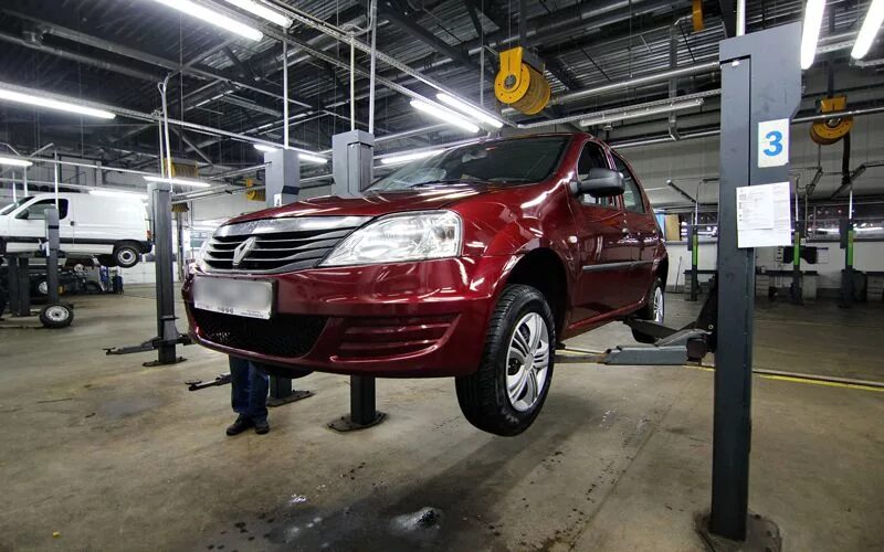 Рено логан на подъемнике. Рено логан в автосервисе чёрная. Рено логан в сервисе. Renault service. Сервис рено логан.