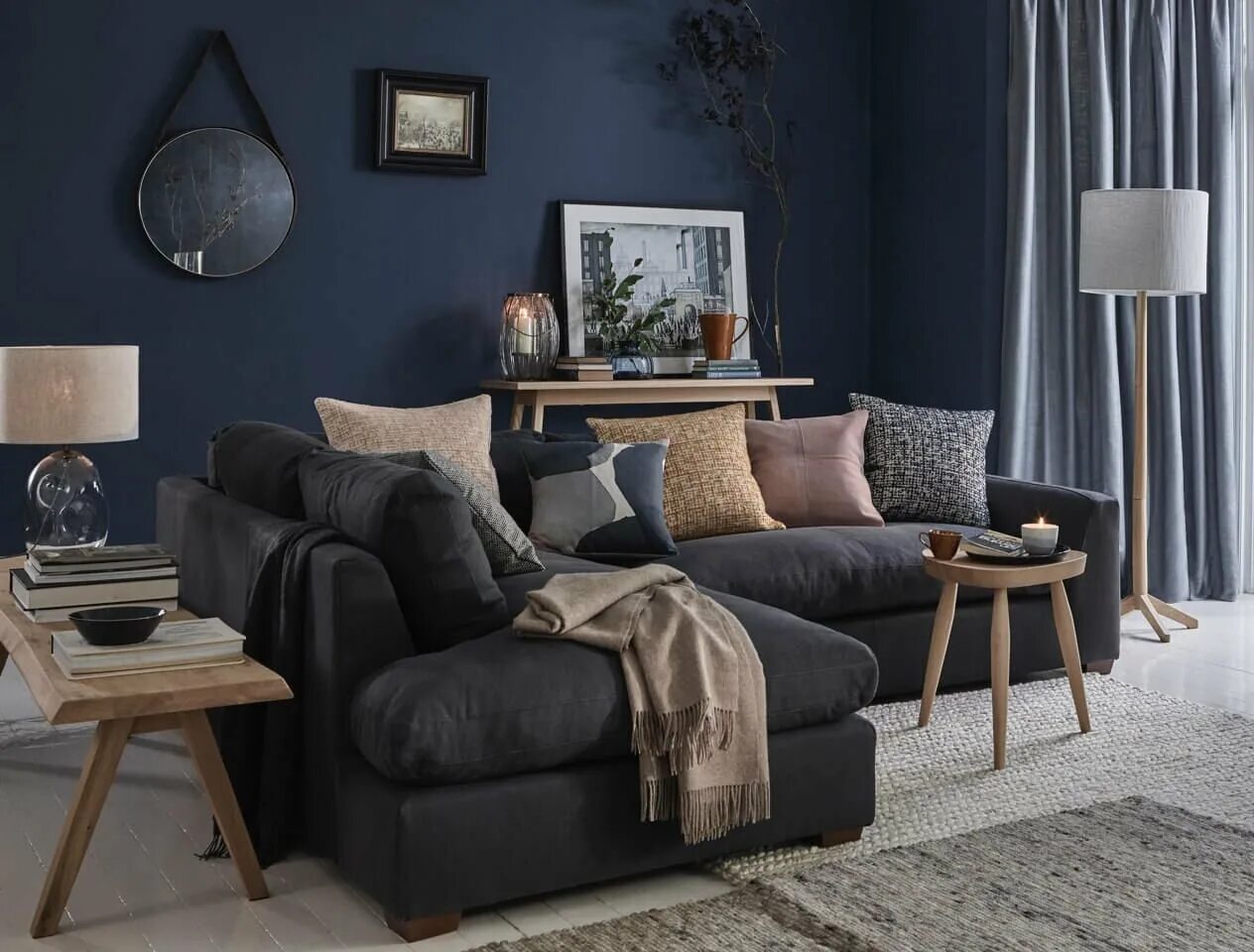 Сочетание цветов серого и коричневого. Тауп грей. Серый диван в интерьере. Серо коричневый диван. Серый и синий в интерьере.