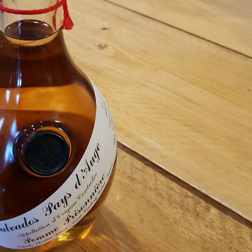 Кальвадос дюк норманди. Коктейль сауэр с кальвадосом. Как сделать кальвадос. Кальвадос из самогона на яблоках. Кальвадос фото бутылок.