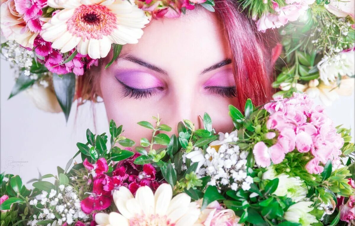 Девушка цветок 18. Женщина в цветах. Лицо девушки в цветах. Девушка с цветком. Цветы для женщины.