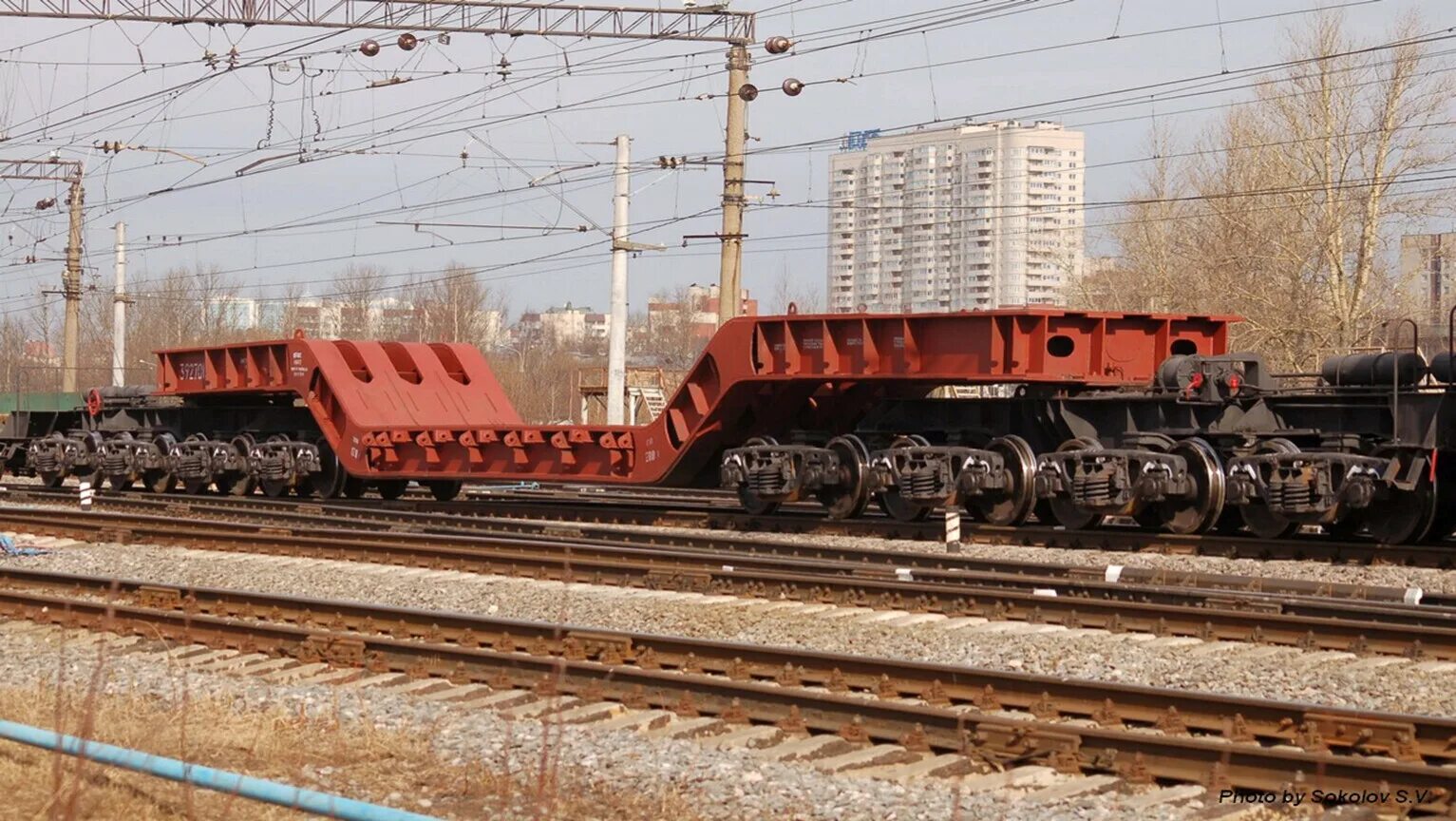 28 осный вагон транспортер. Транспортер жд 11т710. Транспортёр сочлененного типа тсч 500. 32 осный транспортер. Груженые транспортеры.