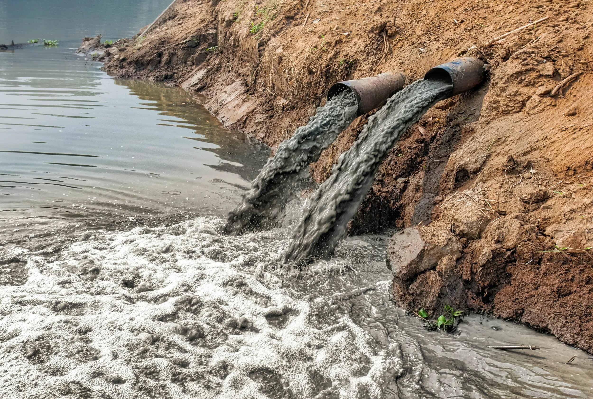 Загрязнение рек сточными водами. Загрязненная река хим. Отходами. Сточные воды. Канализационные сточные воды.