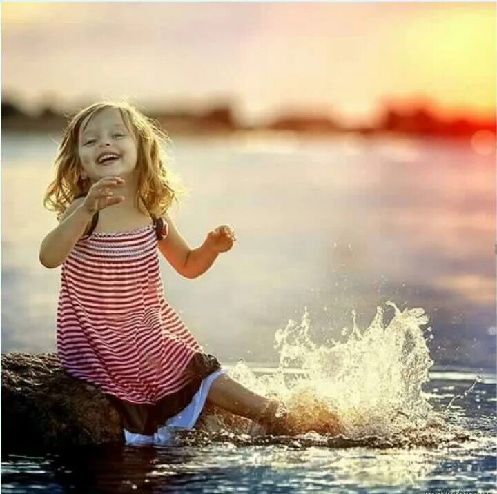 Хочется наслаждаться. Девочка на море. Море дети радость. Девочка вода. Дети на море.