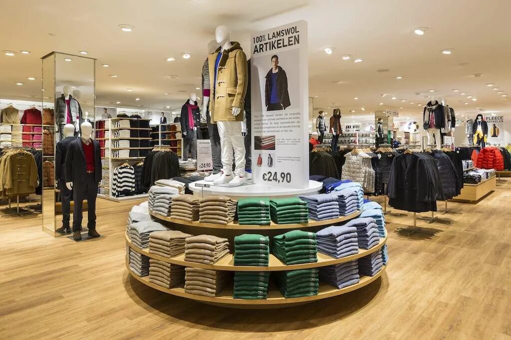 Молдавия юникло. Юникло бренд. Uniqlo shop. Шоурумы юникло. Сайт магазинов юникло