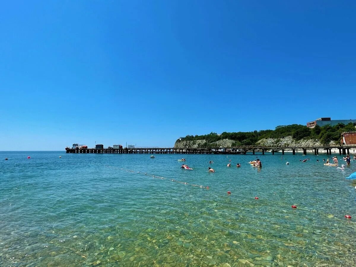 Голубая бухта в геленджике. Голубая лагуна геленджик пляж 2022. Пляж голубая бухта геленджик 2022. Черное море геленджик голубая бухта. Геленджик рыбацкая бухта голубая.