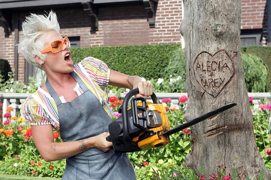 муж и жена ругаются. пилящие мужчины. женщина с пилой. столяр. пилят двуручной пилой.