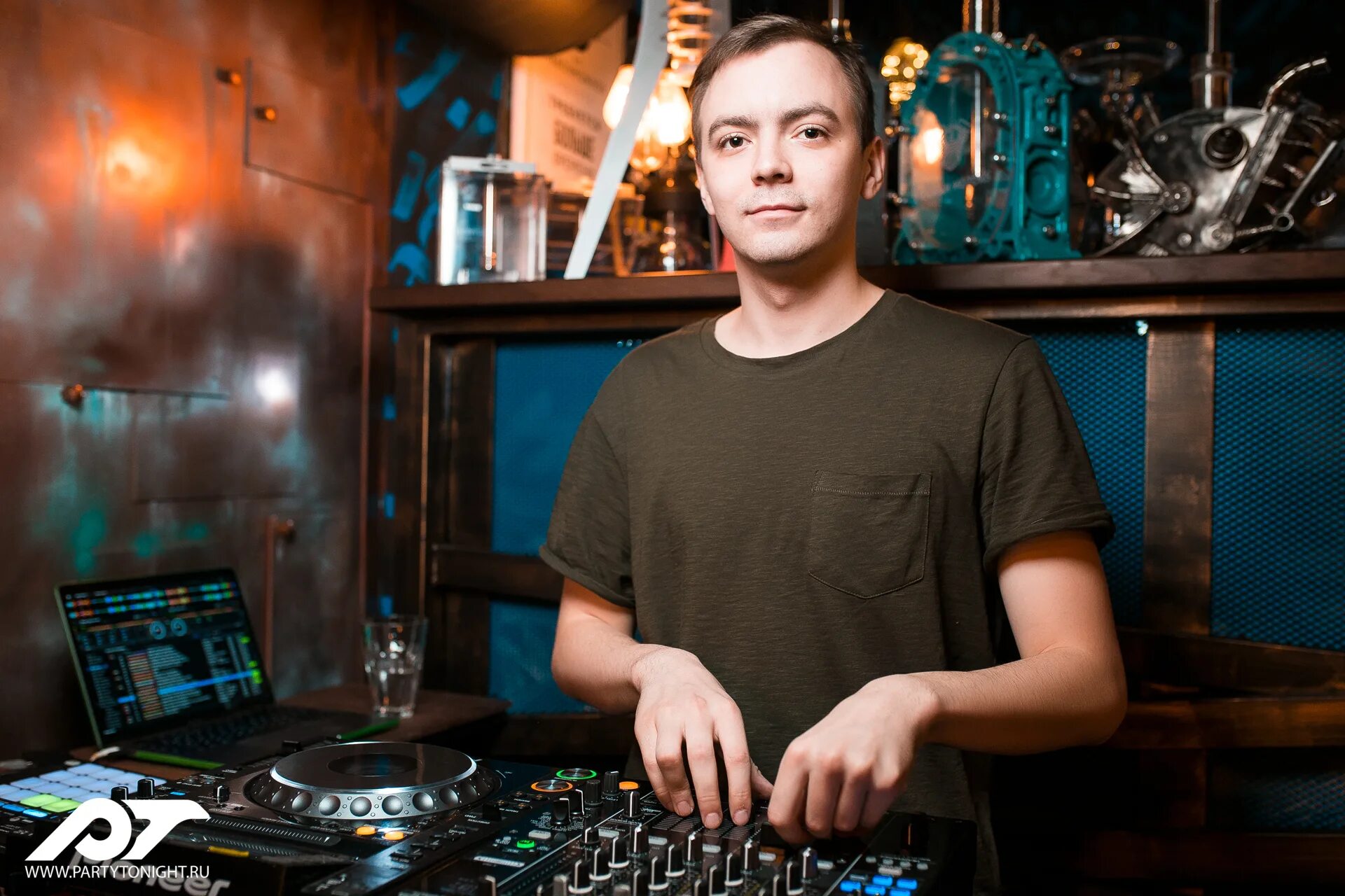 Tiesto диджей. тиесто фото. топ 100 диджеев мира. диджей осма. Dj tiesto.