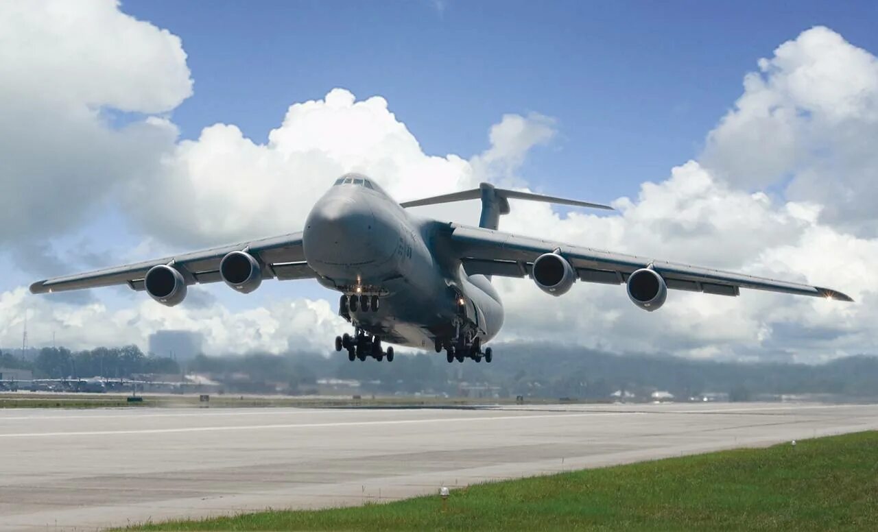 Самые большие военно транспортные самолеты. Boeing c-17 globemaster iii фото. C-5 galaxy. Самолет lockheed c-5 galaxy. Lockheed c-5 galaxy.