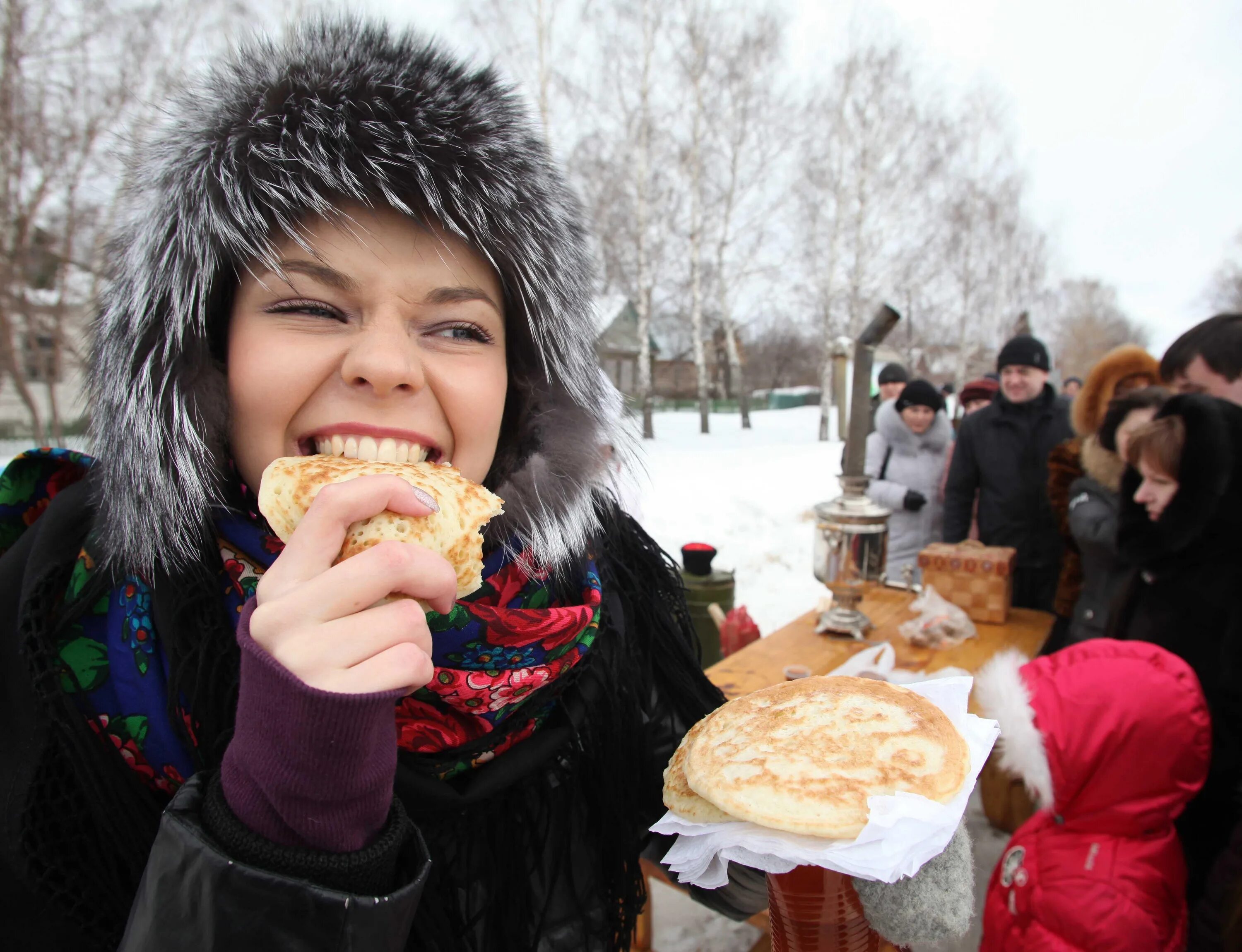 Едят ли на масленицу мясо. Угощения на Масленицу. Масленица фотосессия. Поедание блинов на Масленицу. Люди едят блины на Масленицу.