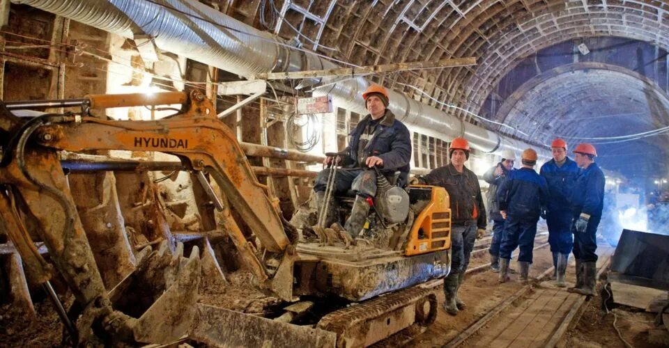 Рабочие прокладывают тоннель 500 3 10. Прокладка метро.
