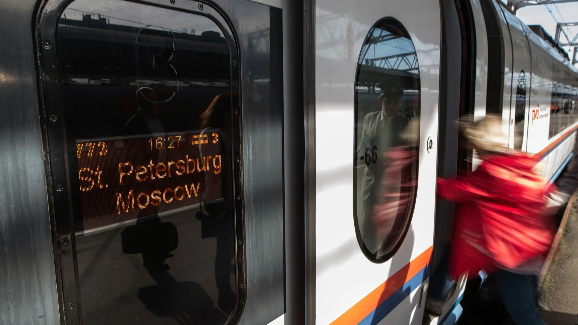 Двухэтажный поезд москва питер. Скоростной поезд сапсан москва санкт-петербург. Новый поезд москва санкт петербург 2 часа. Сапсан электропоезд-2022. 2 этажный поезд санкт-петербург москва.