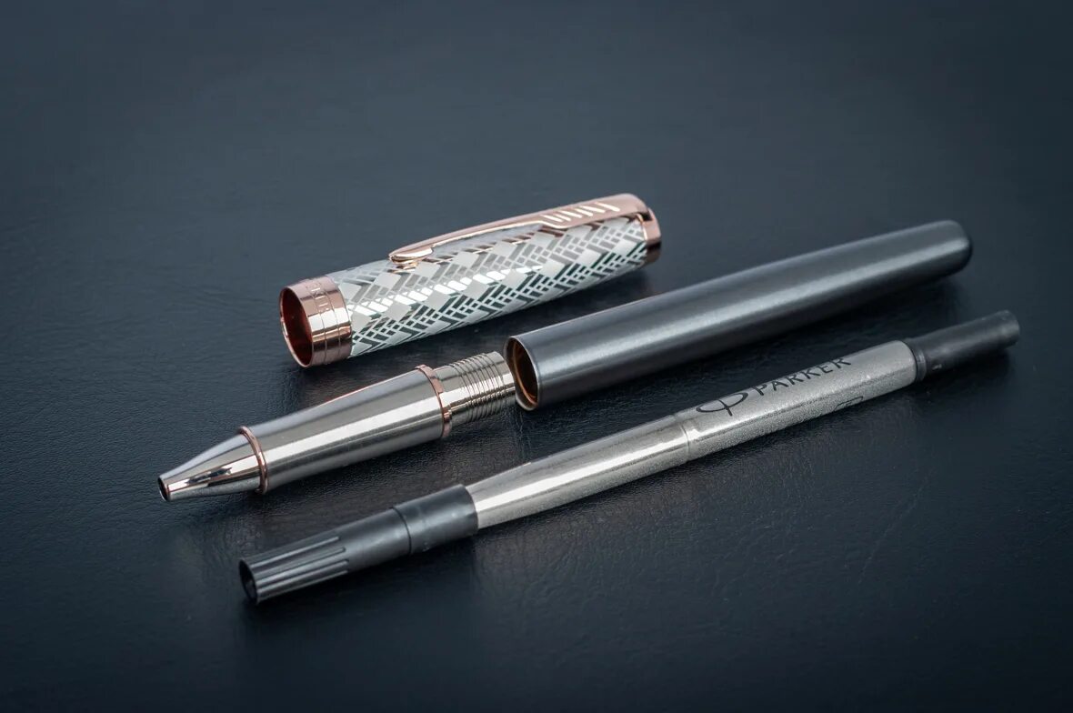 Parker логотип. Ручка паркер 2143643. Ручка parker 1931370 blue. Ручка-роллер parker im achromatic. Гравировка на ручке на память.