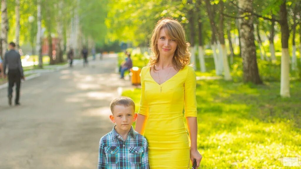 Родители ведут ребенка в школу. Мамы школьников. Фотосессия мама с сыном в платье. Мама с ребенком школьником.