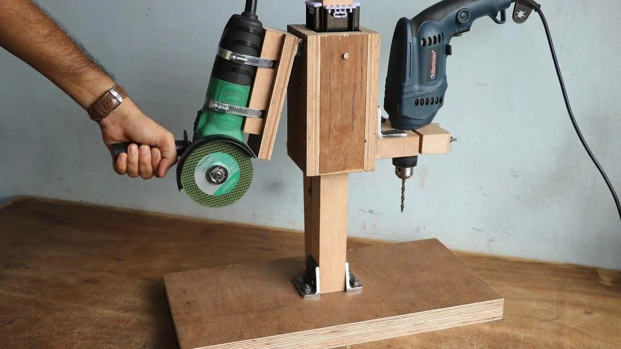 Сделать станок из дрели своими руками. Стойка для дрели homemade Drill Press. Дрель сверлилка и28а. Сверлильный станок из дрели Ребир. Гриндер на сверлильном станке.