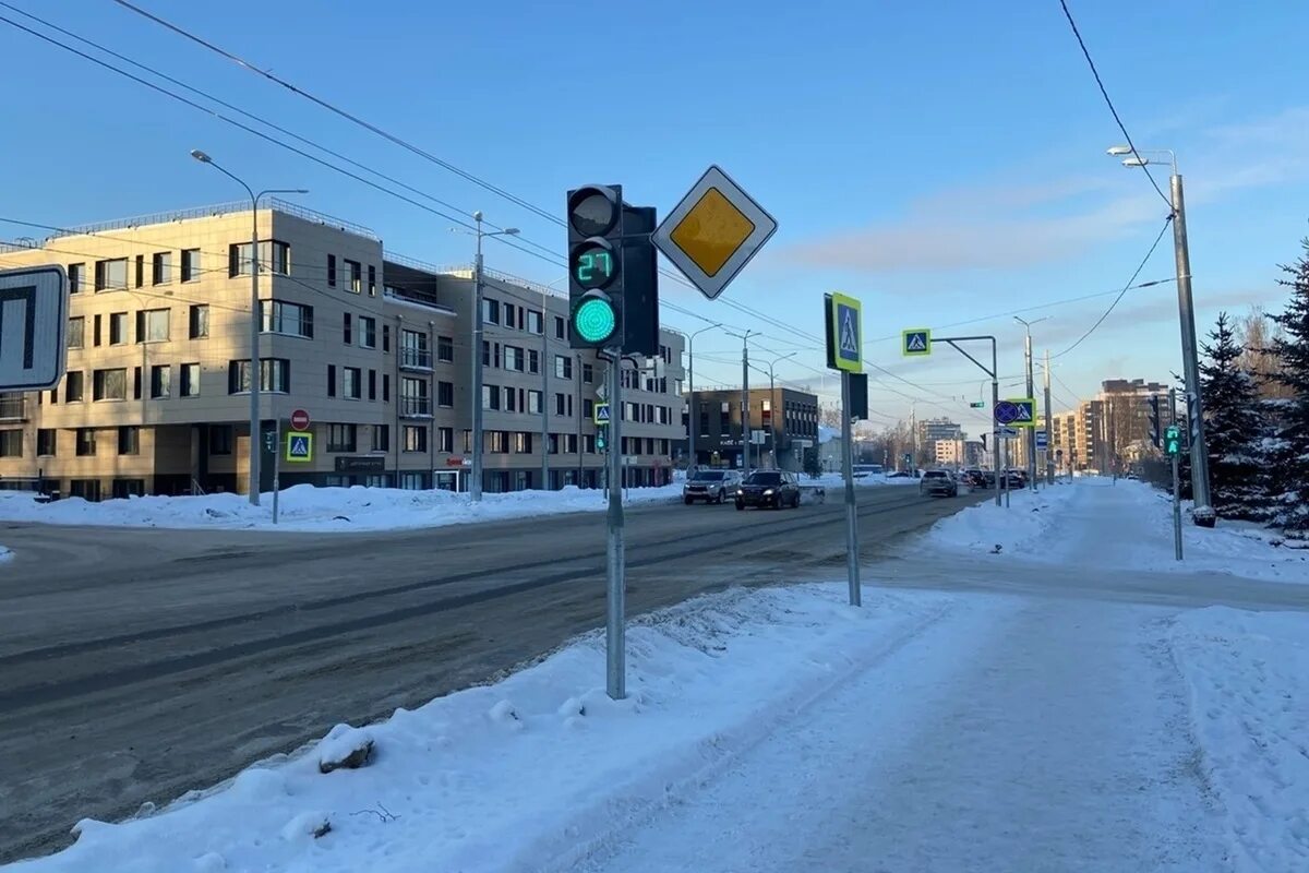 Петрозаводск ул Михаила Иссерсона. Улица Куйбышева Петрозаводск. Зеленая волна на дороге.