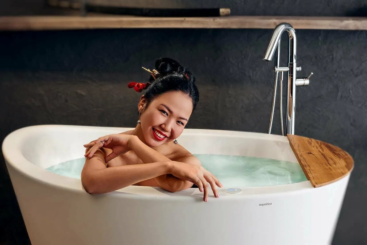 Ванной казашки. Японская офуро. Сидячая ванна в японском стиле. Офуро (ванна). Японец в ванной.