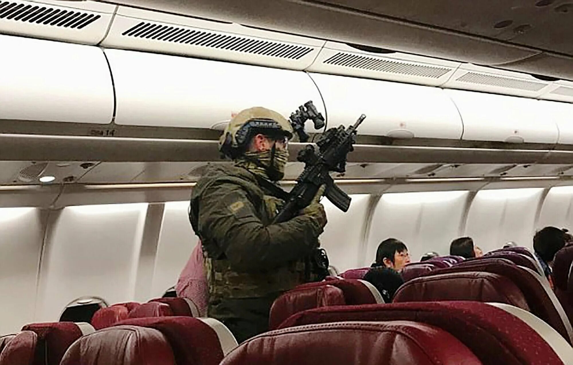 Терроризм в самолете. Терроризм в самолете. Заложники в самолете. Захват самолета. Террористы в самолете.