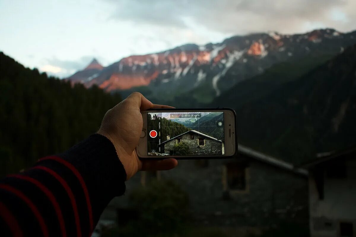 Сделай качество видео 1080. Видеосъемка на телефон. съемка на смартфон. видеосъемка на айфон. телефон в руке.
