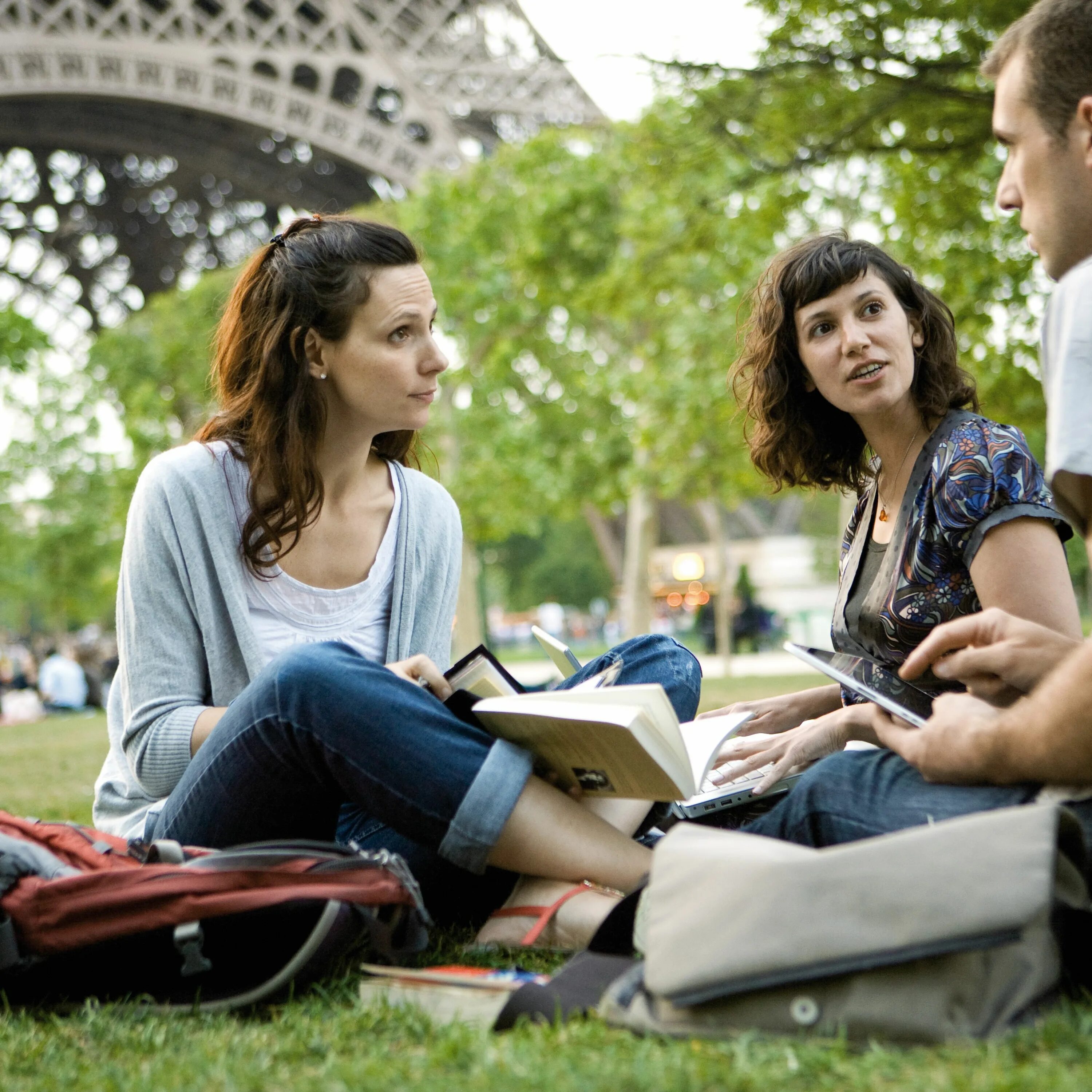 Photo people in France. Low context communication people. Speaking Dialogue photo. Speaking dialogue