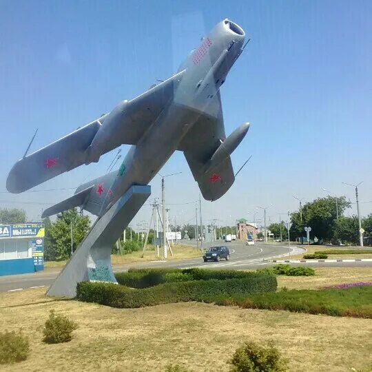 Достопримечательности курганинска. Памятник летчикам курганинск. достопримечательности города курганинска.