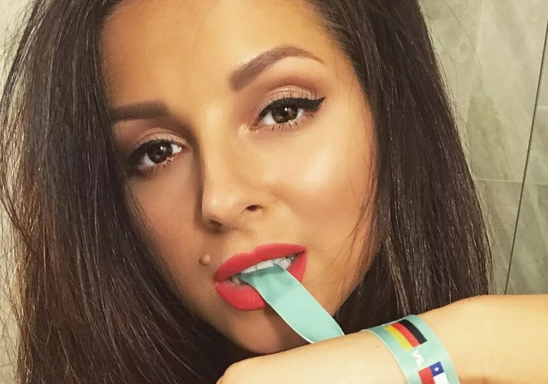 певица нюша до пластики. нюша родинка на лице. певица с родинкой над губой русская. нюша после пластики. нюша певица родинка.