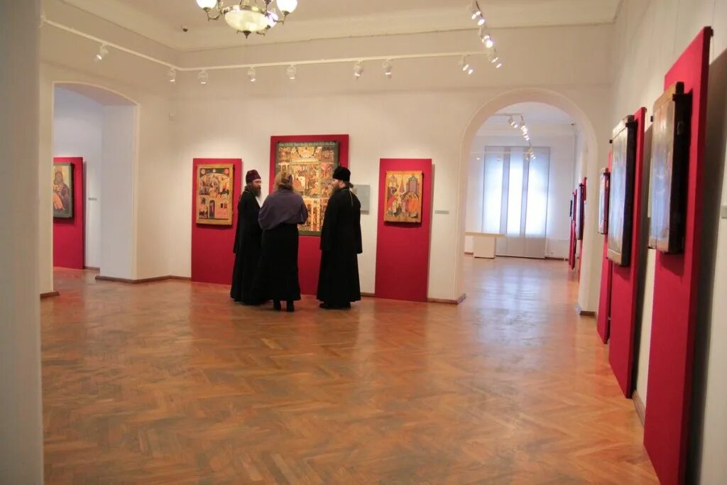 Выставка икон в музее андрея рублева. Андрей рублев подвиг иконописания. Выставка андрея рублева. Третьяковская галерея андрей рублев зал. Музей рублева в москве.