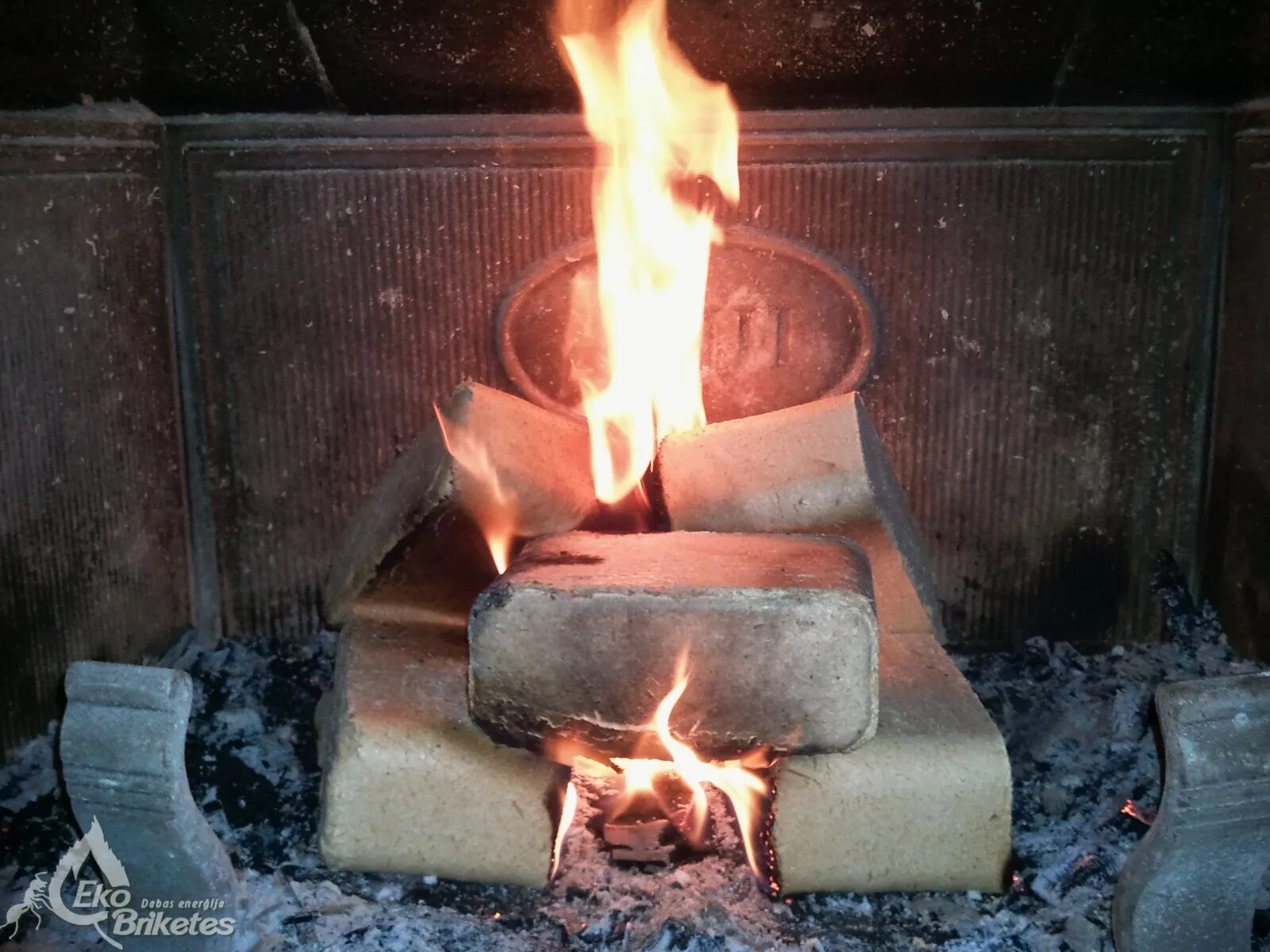 горение брикетов. дрова из бумаги. брикеты отопительные. топливные брикеты горение. Pini kay брикеты.