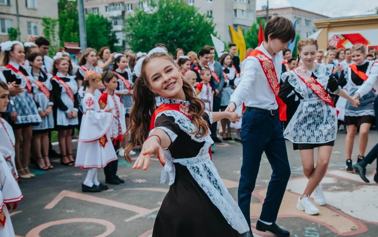 В каких классах есть выпускной. Школа 9 Новороссийск. Последний звонок. Последний звонок выпускники. Фотосессия последний звонок.