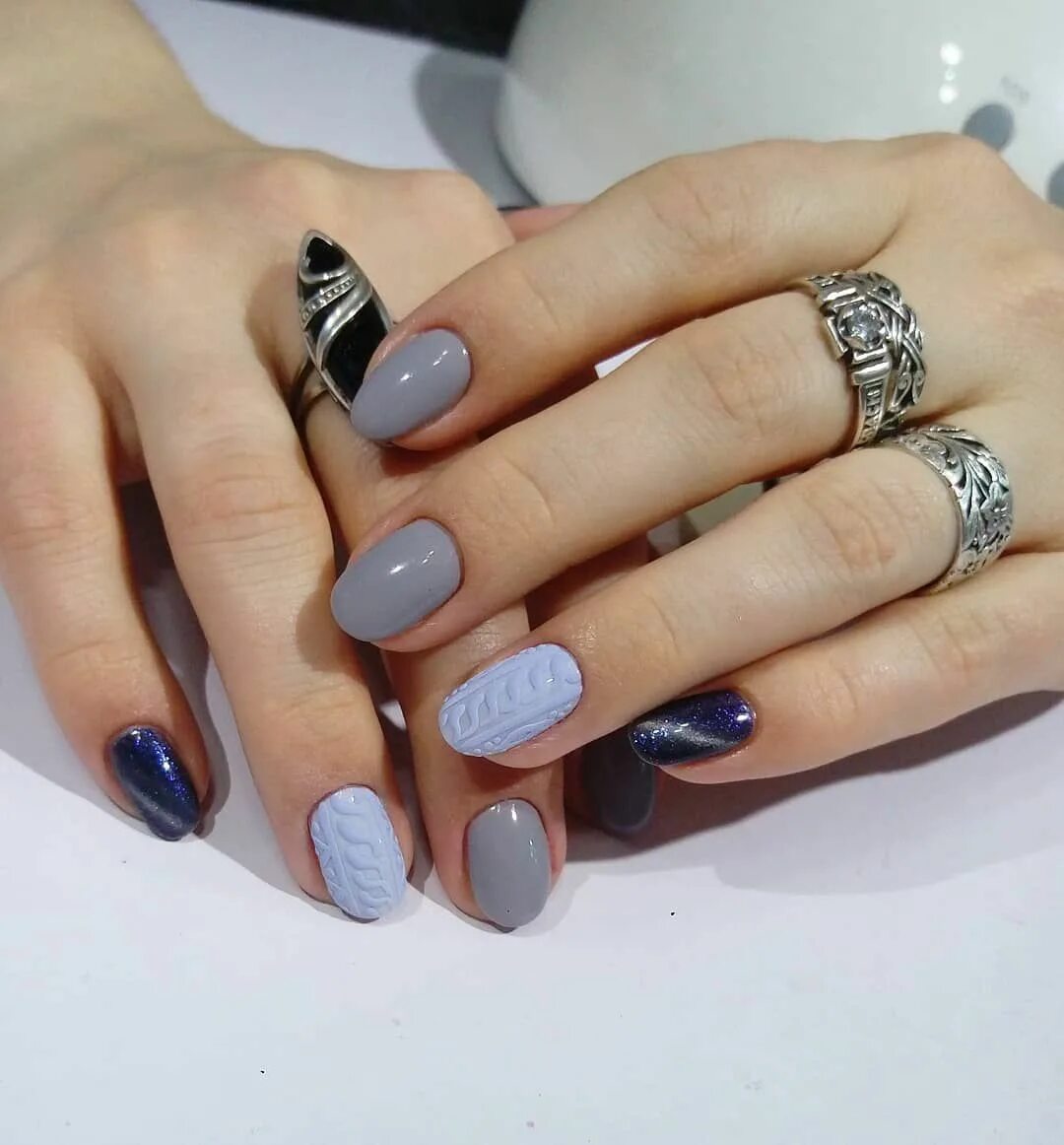 Зимний маникюр на короткие ногти. Шеллак зимний 2023. Синий зимний маникюр. Маникюр темно синий с бежевым. Шеллак зимний 2023.