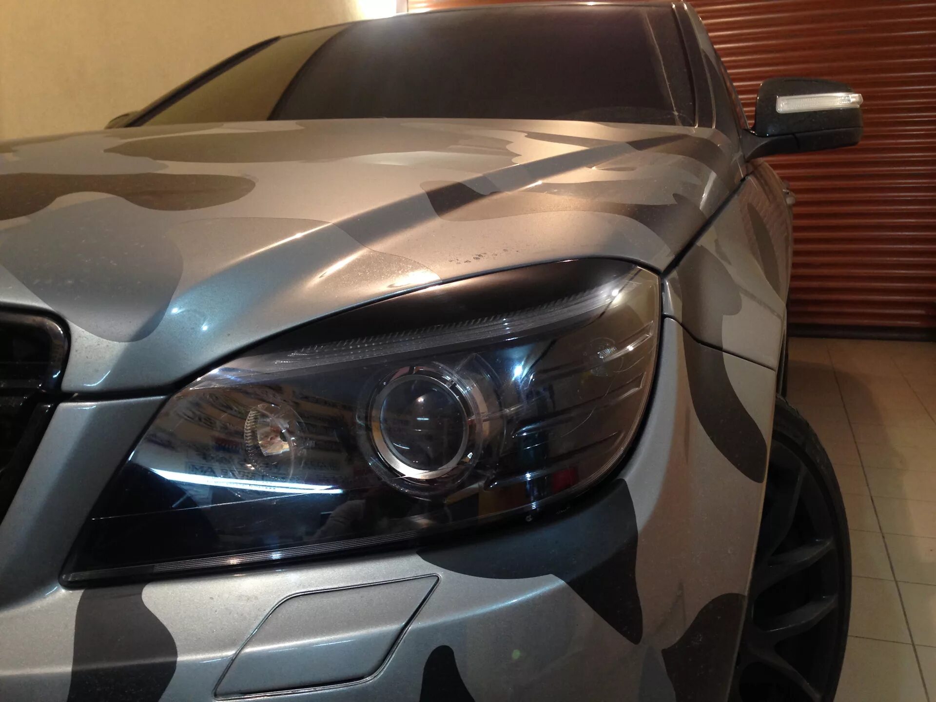 Маски для фар мазда 6 gh. Plasti dip черный глянец. Маски фар opel insignia в черный. Черные маски фар w204. Покраска масок фар.