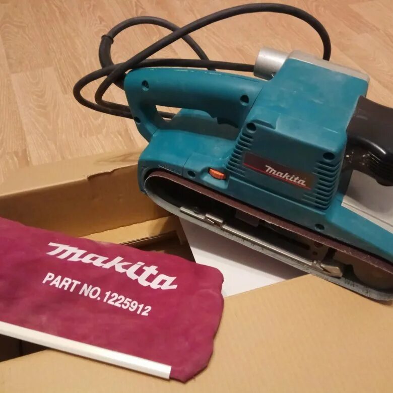 Makita 9404, 1010 вт. 9404@makita лентошлифмашина. Шлифмашина ленточная 9404. Шлифмашина ленточная 9404. Шлиф машинка лентчная макина 9404.