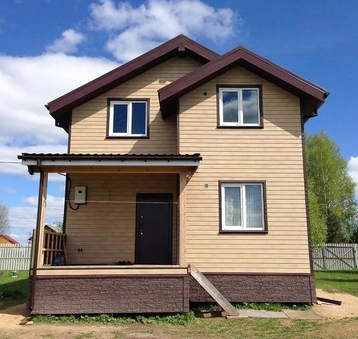 Отделка дома с эркером сайдингом. Мансарда сайдинг белый. Фасады домов из сайдинга. Коттедж сайдинг. Отделка вертикальным сайдингом двухэтажный дом.