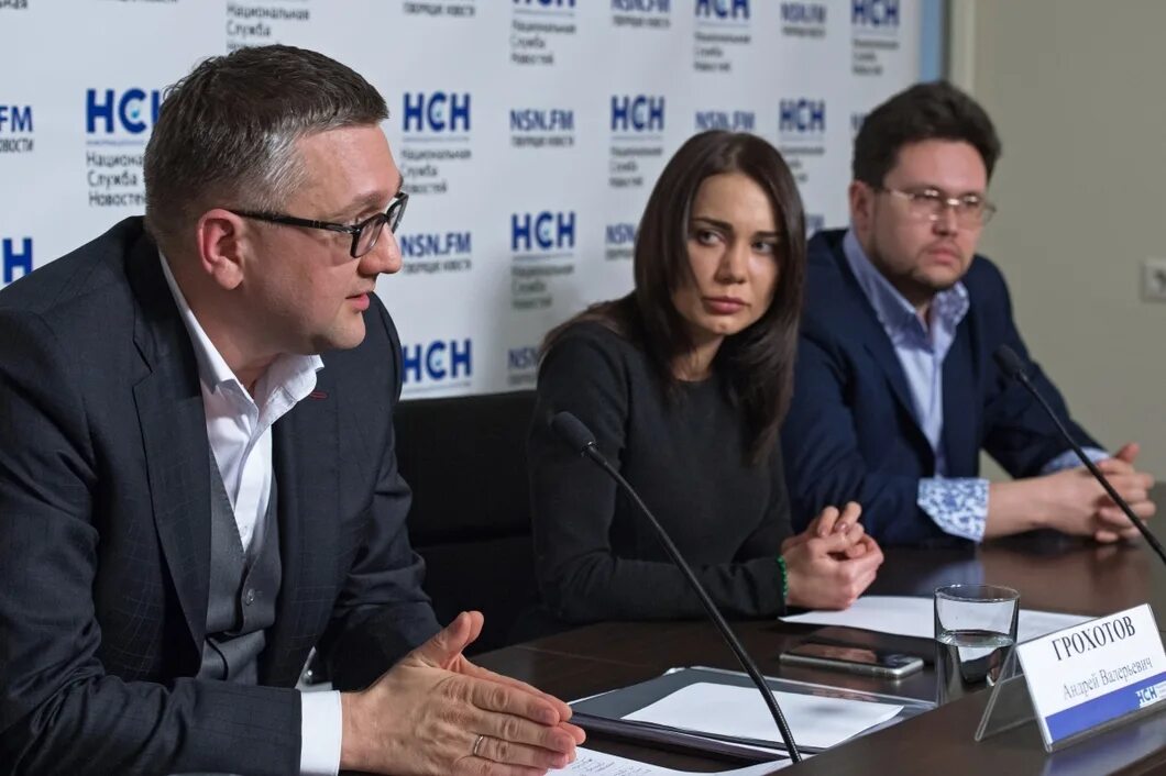 Простое нарядное платье для девочки 8 лет. Прическа для первоклассницы. Никита белых суд. Девочкивбелих колготках. Прическа на 1 сентября для девочки.