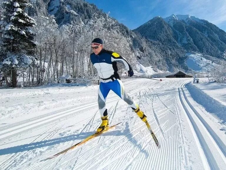 Современный лыжный спорт лыжного спорта. Лыжный спорт коньковый ход лыжи. Техника конькового хода на беговых лыжах. Бег на лыжах коньковым ходом. Коньковый стиль на лыжах.