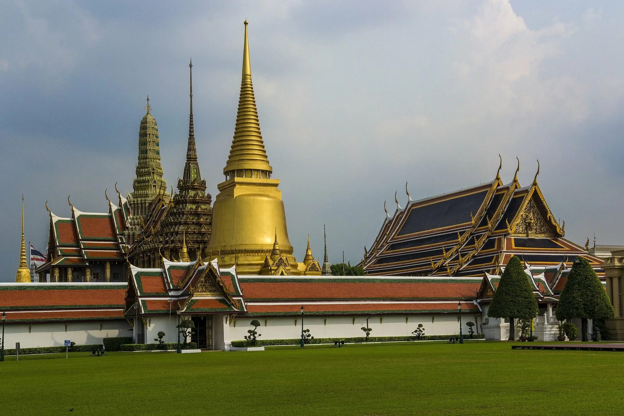 Храм изумрудного Будды в Таиланде. Храм изумрудного Будды (ват Пхракэу). Бангкок дворец изумрудного Будды. Бангкок Королевский дворец и храм изумрудного Будды.