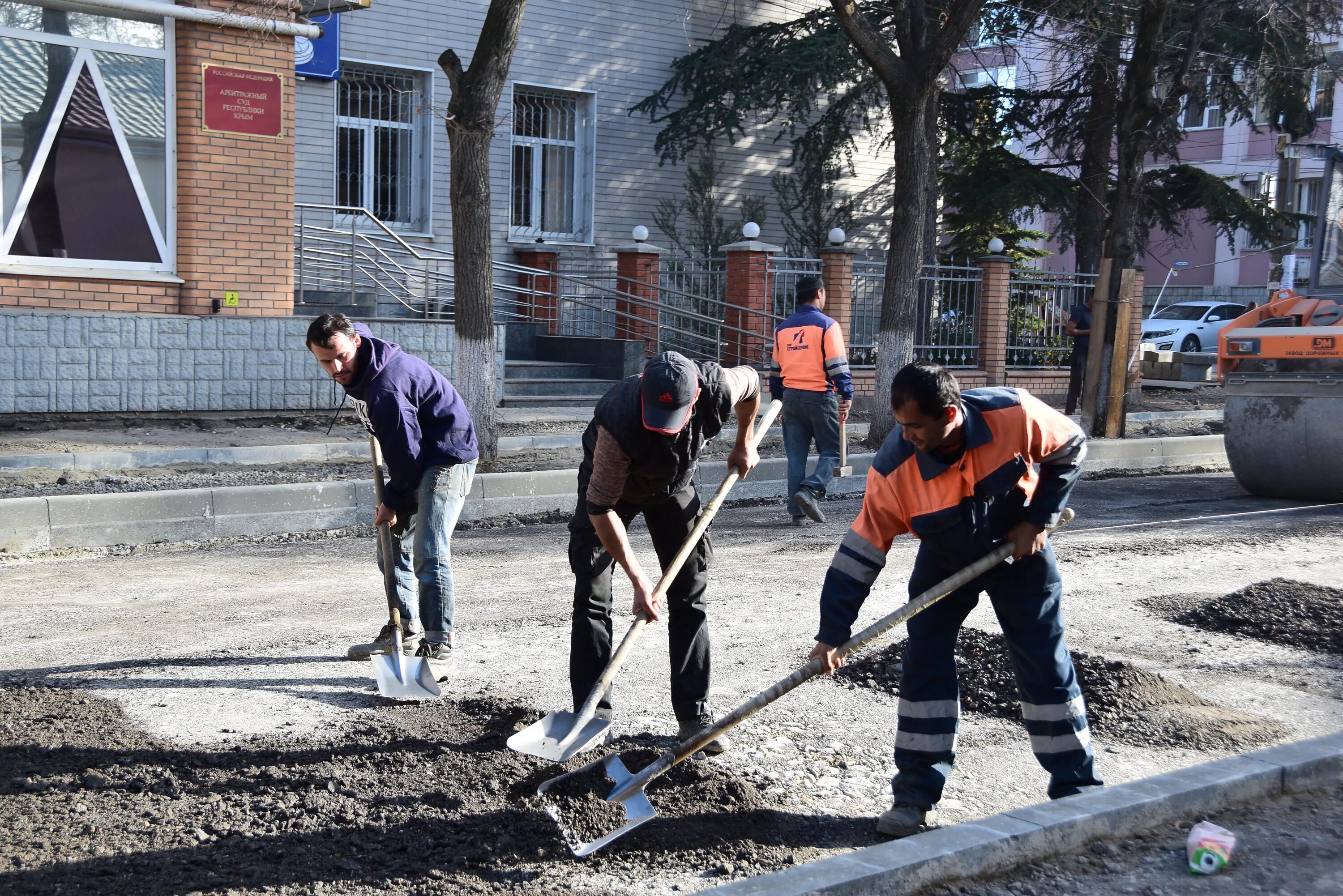 в симферополе ремонтируют трубы крым караимская улица. флэшмоб трезуб из окон многоквартирного дома. саки ул гайнутдинова. капитальный ремонт симферополь. проезжая часть севастополя центр.