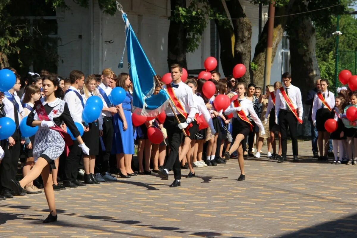 Звонки 35 школа. Школа 35 в станице Новотитаровская. Выпускница школы. Станица Новотитаровская школа. Выпускной в школе.