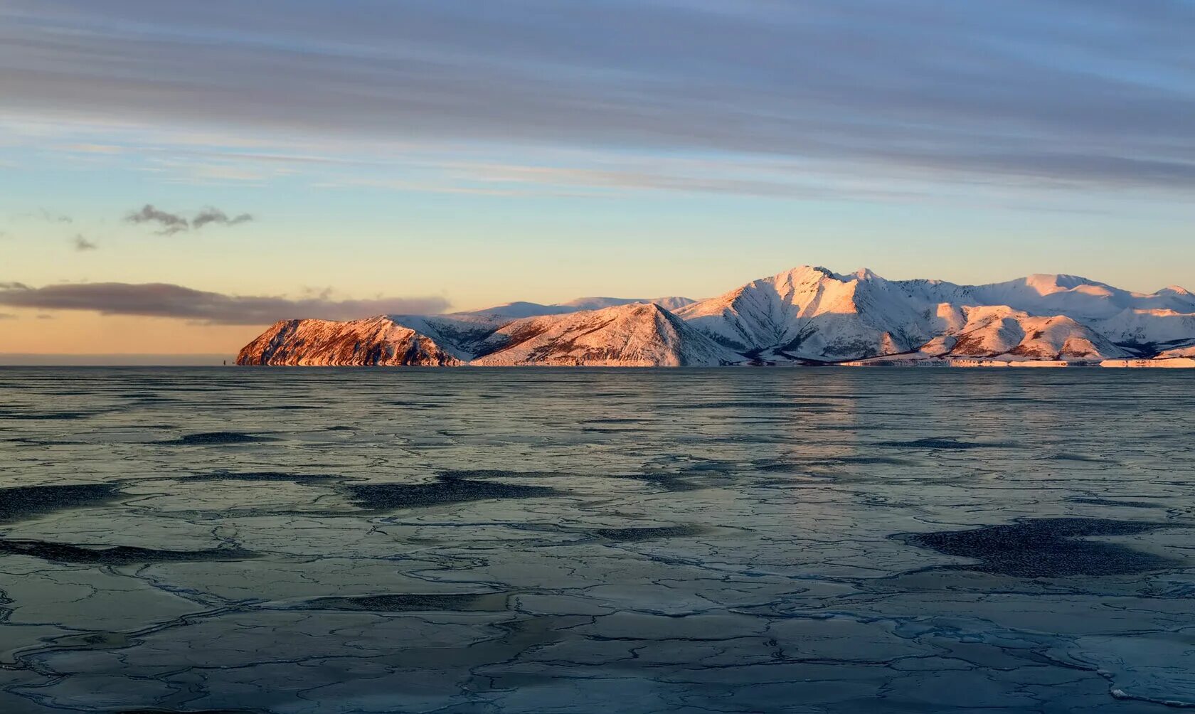 Сахалин побережье Охотского моря. Берег Охотского моря Камчатка. Кольский залив Фьорд. Охотское море тихий океан.