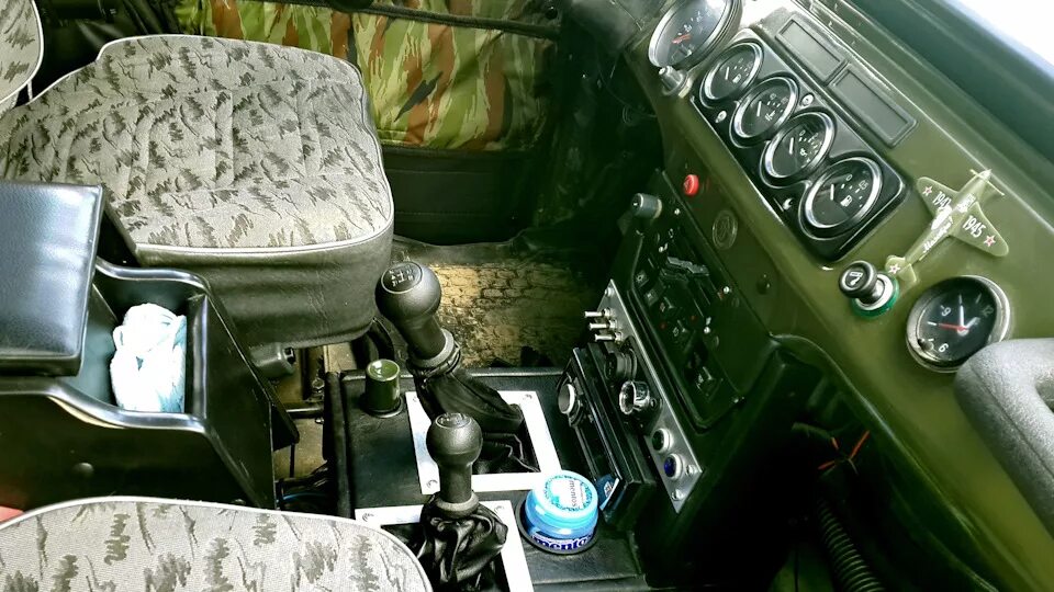 Бары уаз. Подлокотник уаз 469. консоль под рычаги уаз хантер 469. центральная консоль уаз 469. ящик между сиденьями уаз 469.