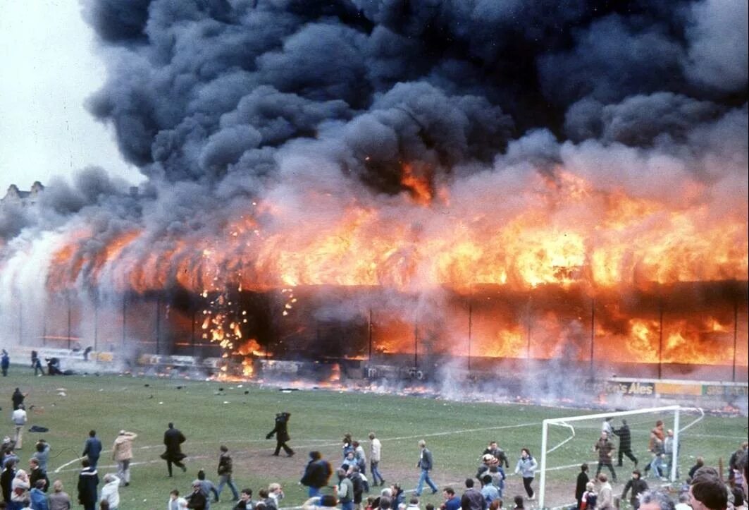 Огни стадиона. Bradford City стадион пожар. Пожар на футбольном стадионе 1985 Брэдфорд. Пожар на стадионе в Англии в 1985 году. Брэдфорд Сити 1985.