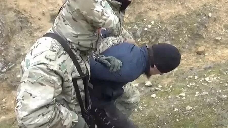 сотрудник фсб. террористы в дагестане. террористы в дагестане. фсб участников банды басаева. спецоперация фсб в дагестане.
