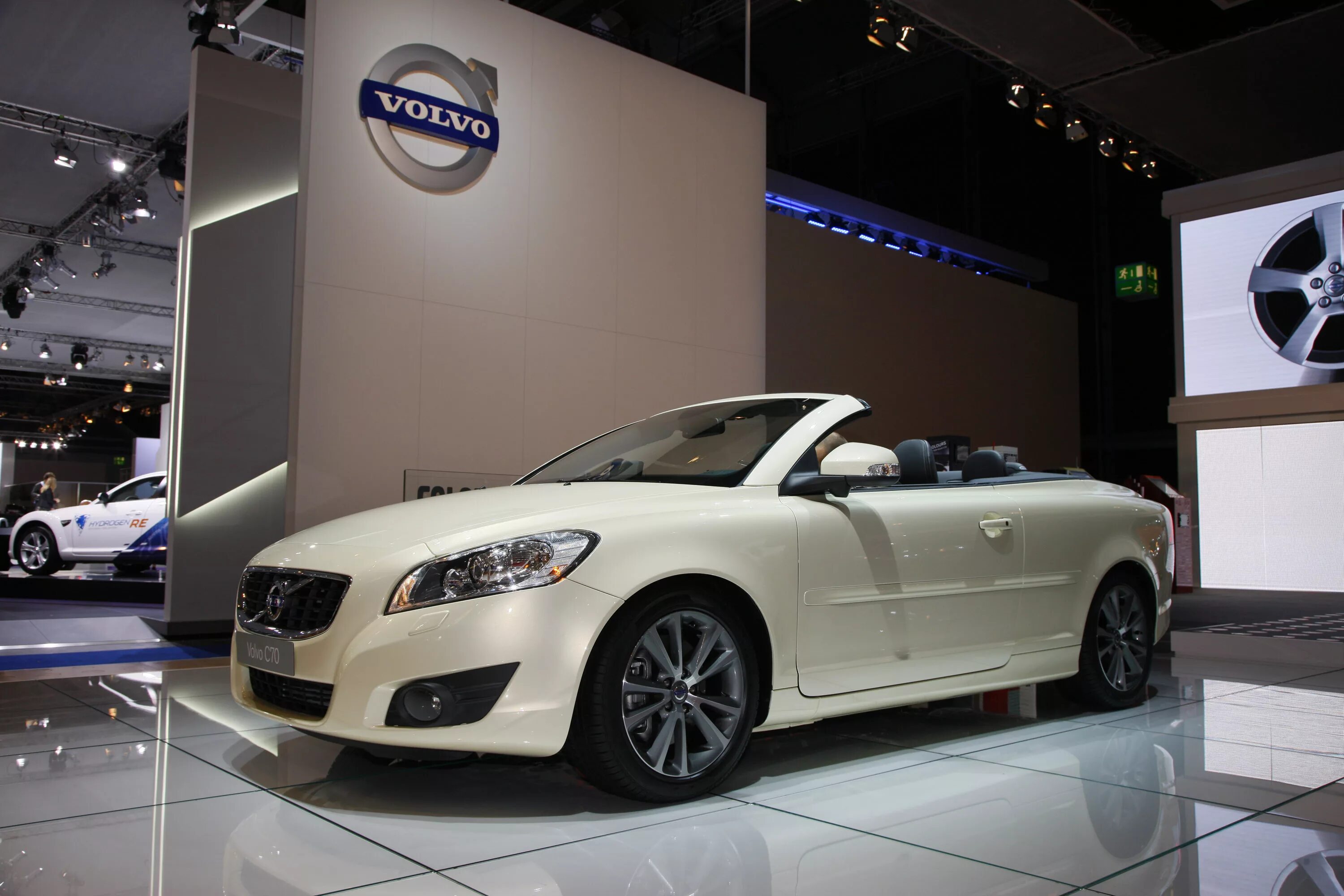 Volvo c70 2011. Автосалон Вольво. Джили похожий на Вольво. Купить вольво у официального дилера