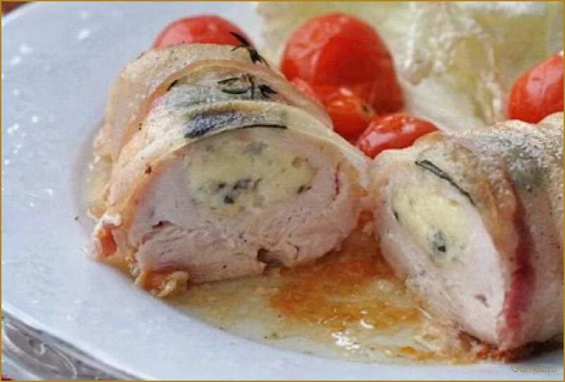 Рулеты из куриного филе с сыром. Куриный рулет с сыром. куриные рулетики с сыром. куриные рулетики в беконе. куриные рулетики с сыром и помидорами.