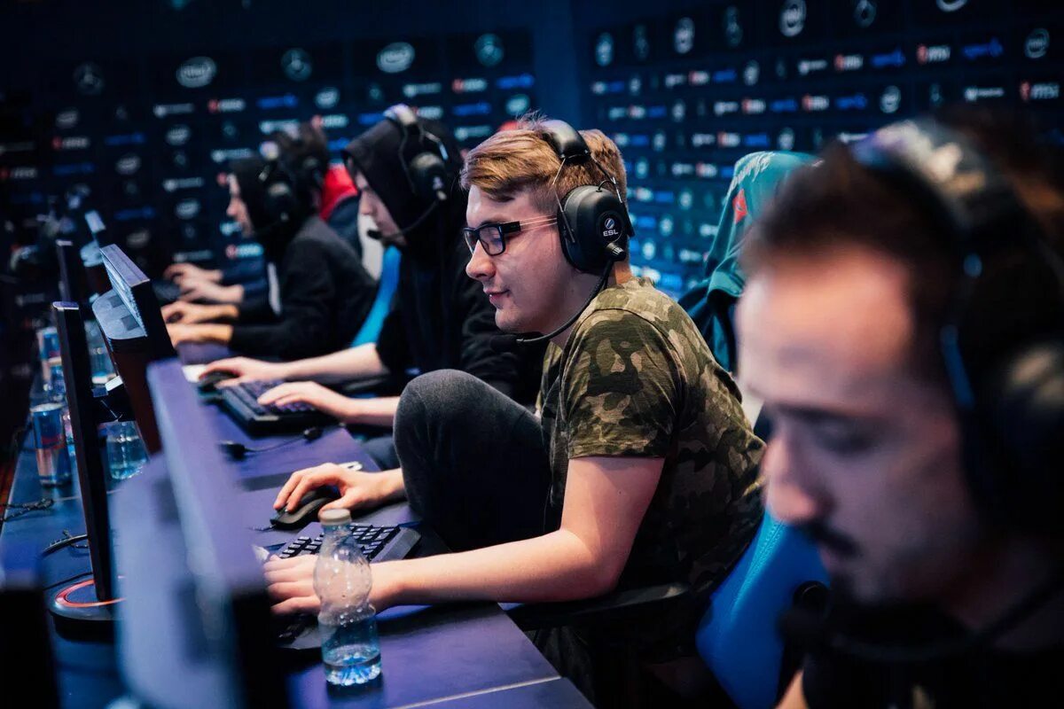 Pro gamers dota 2. Комментаторы дота 2. Разработчики дота 2. Комментаторы дота 2 русские. Логотип dota 2 pdf.