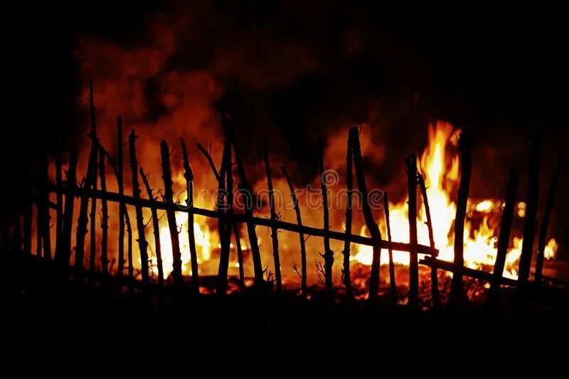 Забор прогореть. Горит забор. Горит забор. Сгоревший забор зтп. Горит забор.