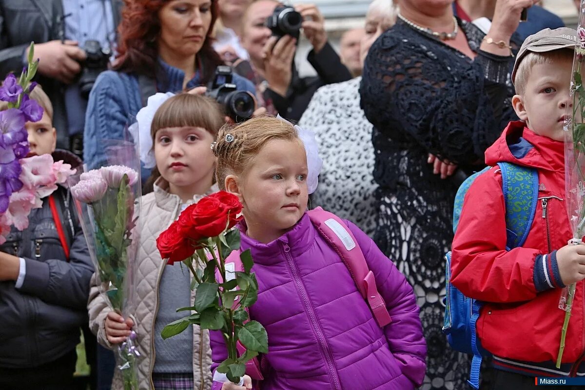 1 сентября в россии. 1 сентября 2018 года. первое сентября новости. первоклассник и выпускник. день знаний фото.
