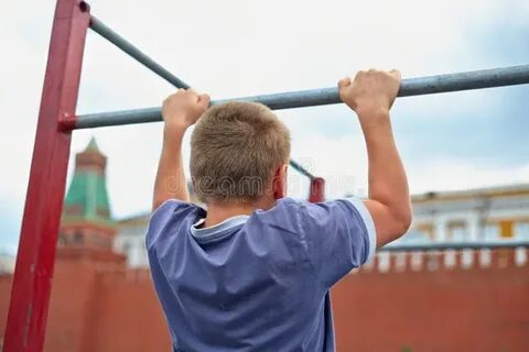 Мальчик подтягивается с нуля
