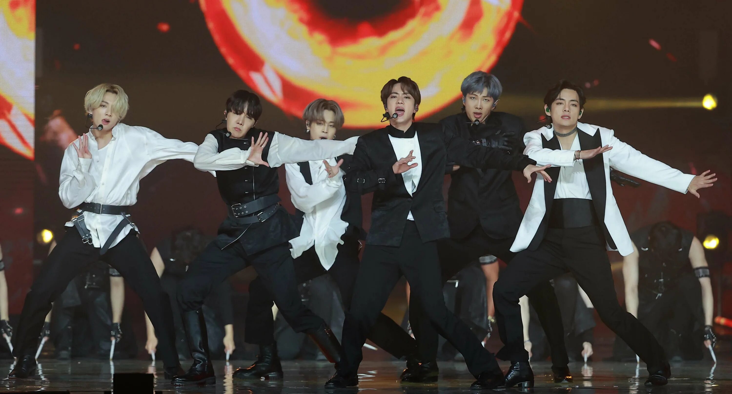 Пылающий бтс. Golden disk awards 2025 bts. танцевальная корейская группа бтс. bts golden disk awards 2019 чонгук. gda 2025 bts.