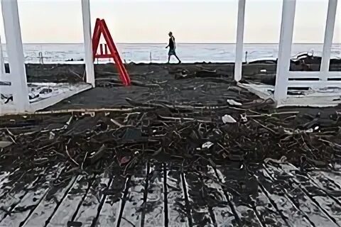 Туристку унесло в море во время шторма